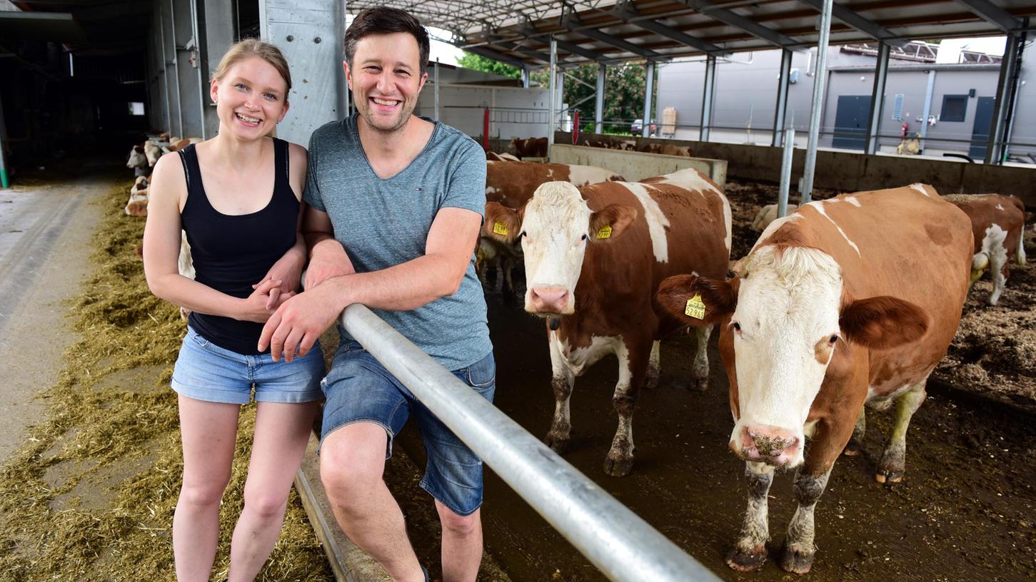 Stefanie und Michael Bauer vor ihren Kühen im Laufstall. Sie halten ihre Rinder auf Hackschnitzeln, und dieser Untergrund bekommt nicht nur den Klauen besser. Auch die Milchleistung hat sich verbessert. Stefanie und Michael Bauer vor ihren Kühen im Laufstall. Sie halten ihre Rinder auf Hackschnitzeln, und dieser Untergrund bekommt nicht nur den Klauen besser. Auch die Milchleistung hat sich verbessert.