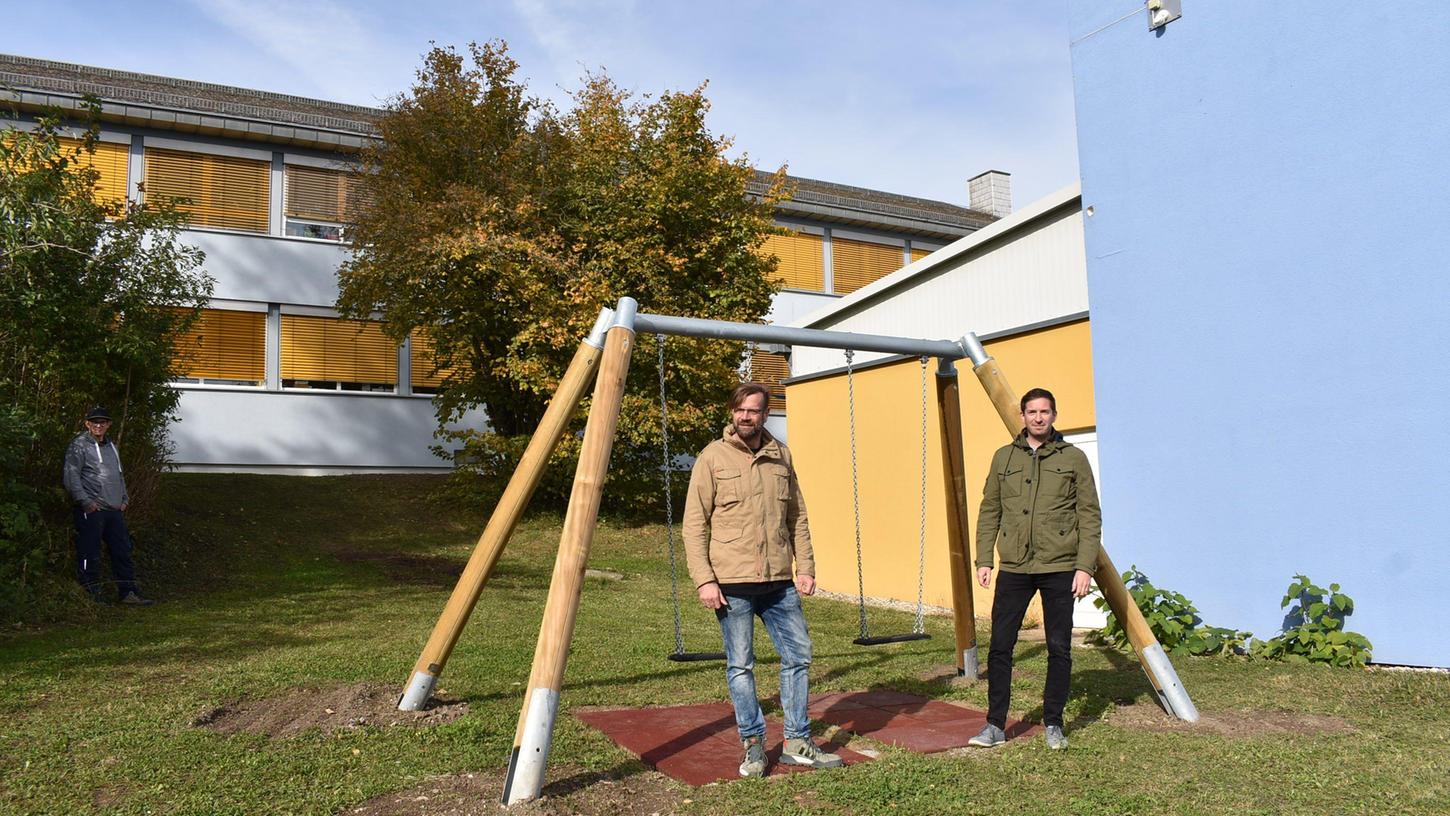 Michael Breitenfelder (links), Geschäftsführer Wirtschaftsband A9, und Gräfenbergs Bürgermeister Ralf Kunzmann freuen sich über den neuen Spielplatz direkt an der Schule.