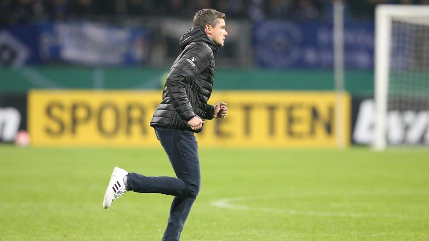 In Sorge: Robert Klauß auf dem Weg zu seinem verletzten Spieler Tom Krauß.
In Sorge: Robert Klauß auf dem Weg zu seinem verletzten Spieler Tom Krauß.