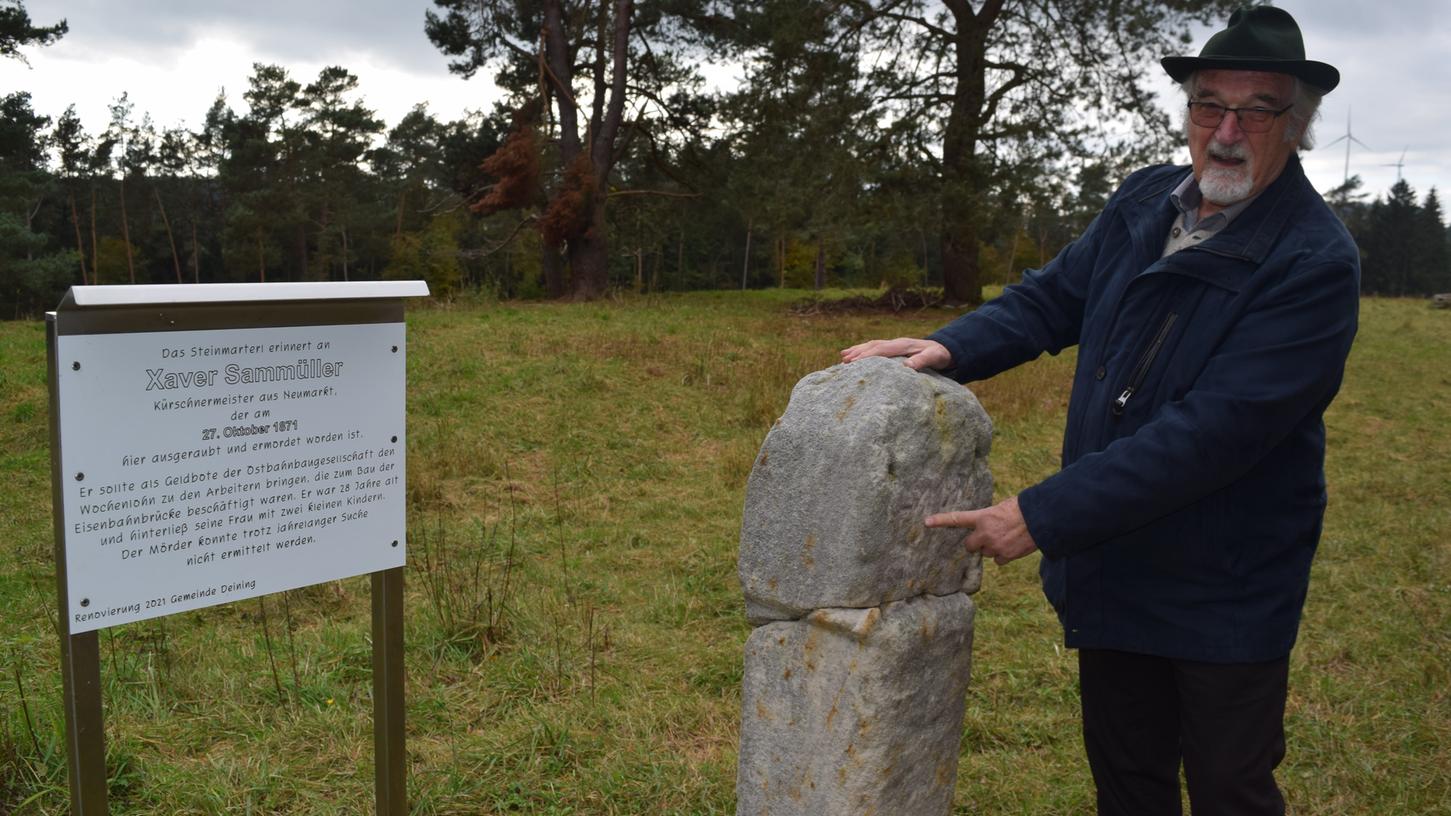 Kreisheimatpfleger Rudi Bayerl steht bei dem Steinmarterl und der neuen Erklärtafel, die auf den Mord an Sammüller hinweisen. 