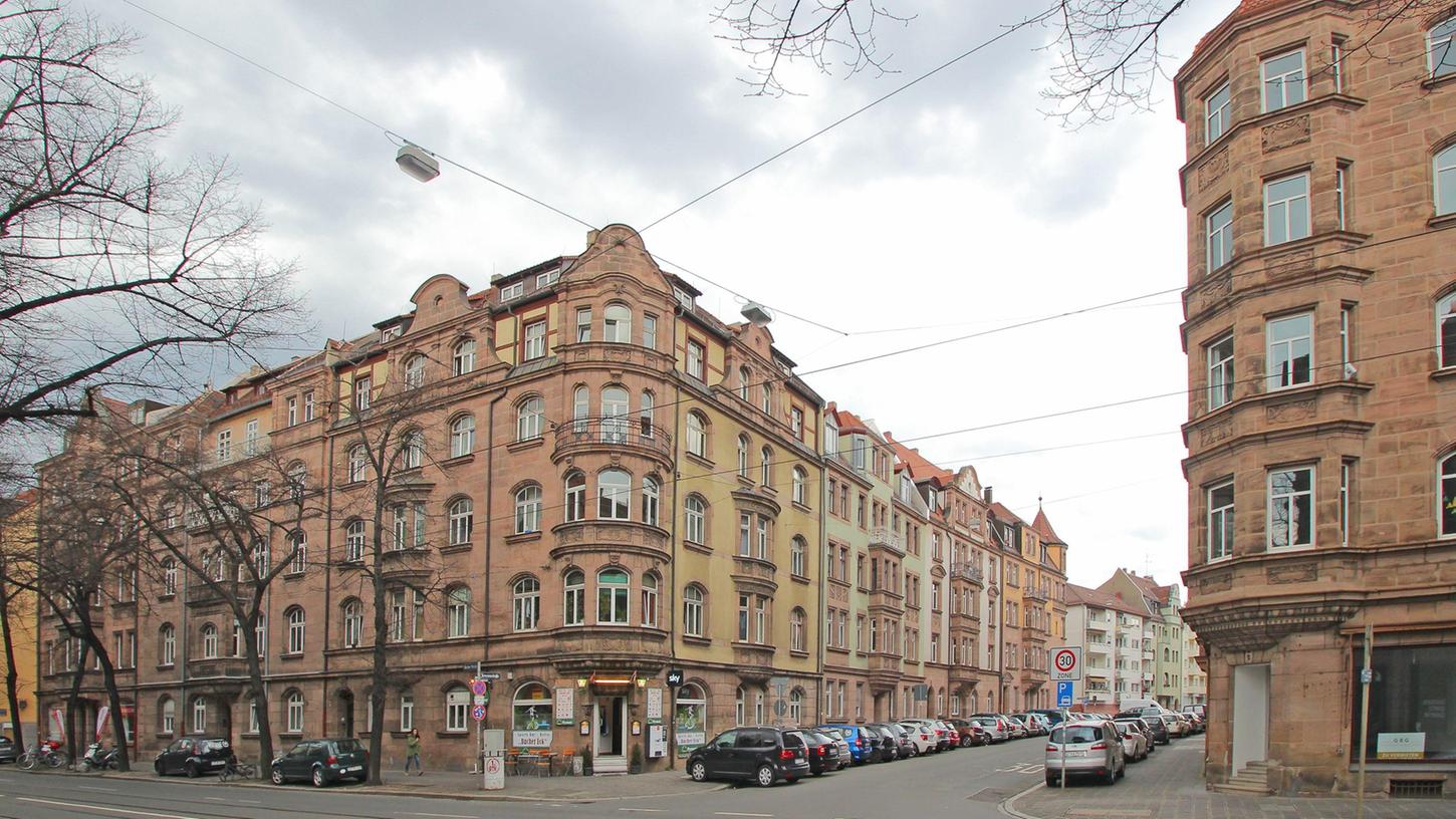 Wie die Türme eines Stadttores rahmen der Erker und der Schweifgiebel der Häuser Bucher Straße 70 und 72 (von rechts) die Einmündung der Kressenstraße. Fast alle Gebäude auf dem Foto gehen auf die Firma Tischbein zurück.  