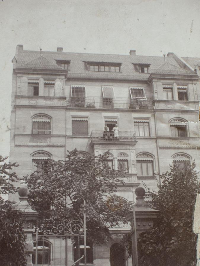 1906 posierte Familie Fürst stolz auf dem Balkon ihrer Wohnung im dritten Stock der Bucher Straße 74. Das Hoftor fiel 1911 dem Neubau der Bucher Straße 89 zum Opfer.  