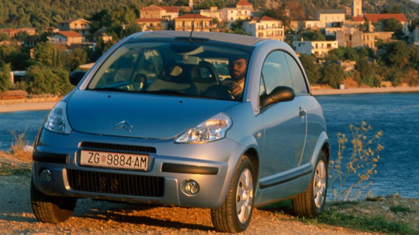Fünf Autos in einem: Dass das geht, wollte Citroën mit dem C3 Pluriel beweisen, welchen die Franzosen von 2003 bis 2010 bauten. Das Einzige, was Citroën schlussendlich bewies, war, dass manche Ideen besser auf dem Papier bleiben. Der Cabrio-Kompaktwagen-Pick-Up-Hybrid konnte leider mit keiner Funktion so wirklich überzeugen und das Design litt maßgeblich unter der erzwungenen Flexibilität. In seiner Grundform ist der C3 Pluriel eine dreitürige Kombi-Limousine. Für ein Cabrio-Feeling kann ein Faltverdeck stufenweise geöffnet, die Heckscheibe entriegelt und sogar die Dachholme entfernt werden. Blöd ist allerdings, dass das Auto keinen Platz hatte, um die Dachkonstruktion zu verstauen. So wurden alle vier Passagiere schonungslos nass, wenn es unterwegs zu regnen begann. Die umklappbare Rücksitzbank sollte den C3 Pluriel um eine Pick-Up-Funktion erweitern, was bei einem Kleinwagen schlecht umsetzbar war. Das Konzept fruchtete nicht, nach acht Jahren Produktionszeit knackte Citroën nur knapp die Verkaufszahl von 100 000 Fahrzeugen weltweit.