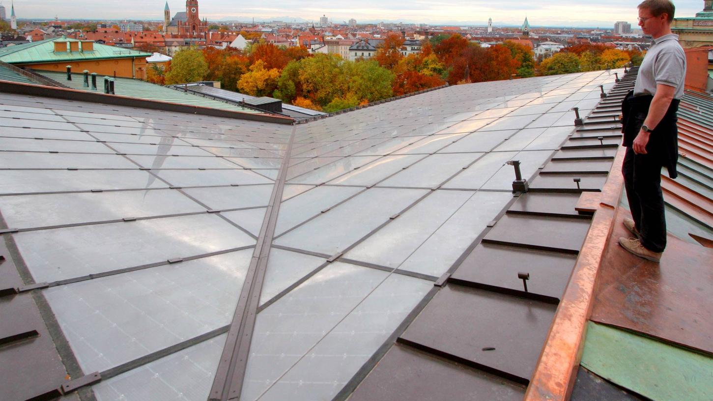 Wegen zahlreicher undichter Stellen muss das Glasdach des Plenarsaals im bayerischen Landtag umfassend saniert werden.