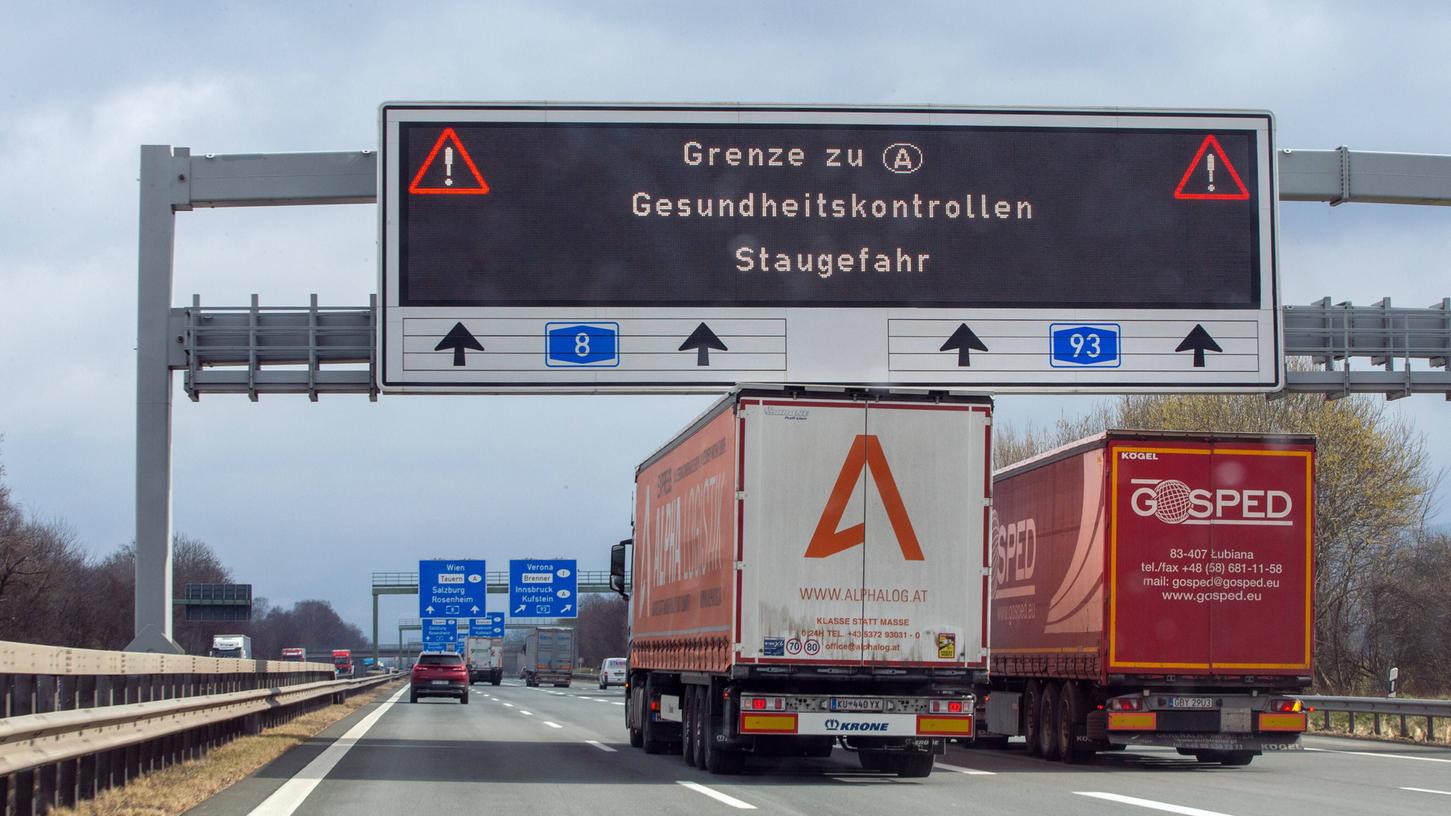 Auf der A93 zwischen Rosenheim und Kufstein-Nord soll es am Mittwoch zu einem knapp 50 Kilometer langen Lkw-Stau gekommen sein.
Auf der A93 zwischen Rosenheim und Kufstein-Nord soll es am Mittwoch zu einem knapp 50 Kilometer langen Lkw-Stau gekommen sein.