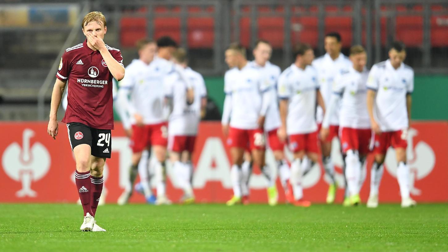 Traurige Nürnberger: Mats Möller Daehli vor einem Hamburger Torjubel. Traurige Nürnberger: Mats Möller Daehli vor einem Hamburger Torjubel.