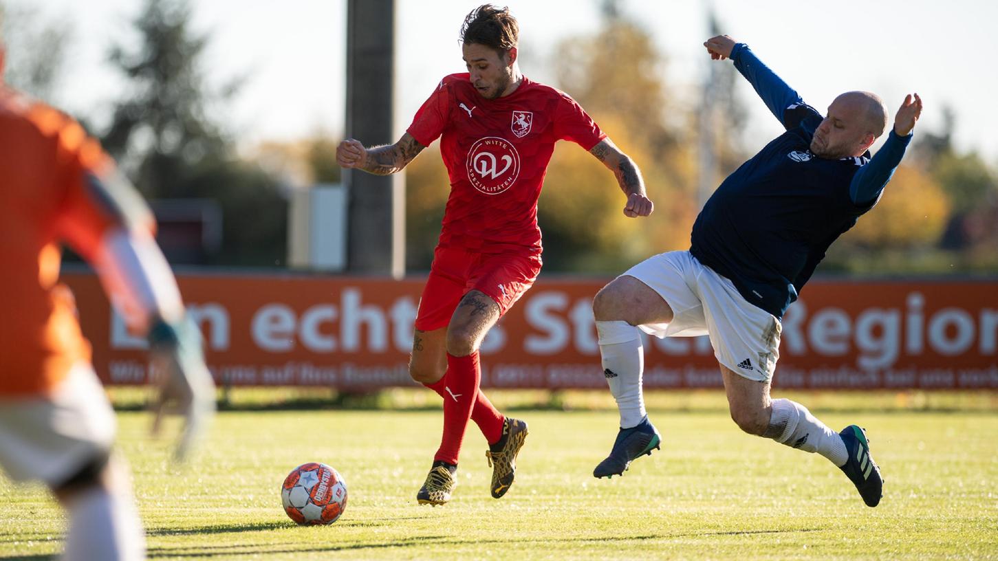 24.10.2021 --- Fussball Amateurfussball --- Saison 2021 2022 --- BK --- TSV Sack - MTV Stadeln Blau Weiss --- Foto: Sport-/Pressefoto Wolfgang Zink / ThHa ---
Marco Scheuerer (20, TSV Sack ) Bernd Plack (14, MTV Stadeln Blau Weiss ) 24.10.2021 --- Fussball Amateurfussball --- Saison 2021 2022 --- BK --- TSV Sack - MTV Stadeln Blau Weiss --- Foto: Sport-/Pressefoto Wolfgang Zink / ThHa ---
Marco Scheuerer (20, TSV Sack ) Bernd Plack (14, MTV Stadeln Blau Weiss )