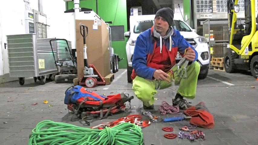 Denis Lieb von der Bergwacht Forchheim kontrolliert Material, um im Ernstfall gerüstet zu sein, wenn es schnell gehen muss, um Verunglückte zu retten. 