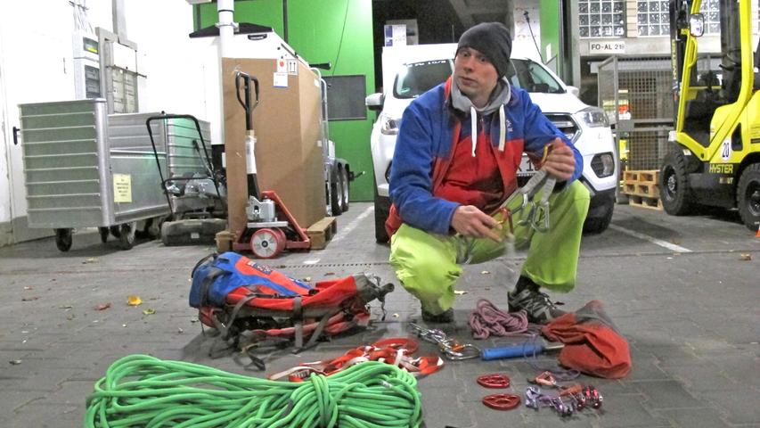 Denis Lieb von der Bergwacht Forchheim kontrolliert Material, um im Ernstfall gerüstet zu sein, wenn es schnell gehen muss, um Verunglückte zu retten.
Denis Lieb von der Bergwacht Forchheim kontrolliert Material, um im Ernstfall gerüstet zu sein, wenn es schnell gehen muss, um Verunglückte zu retten.