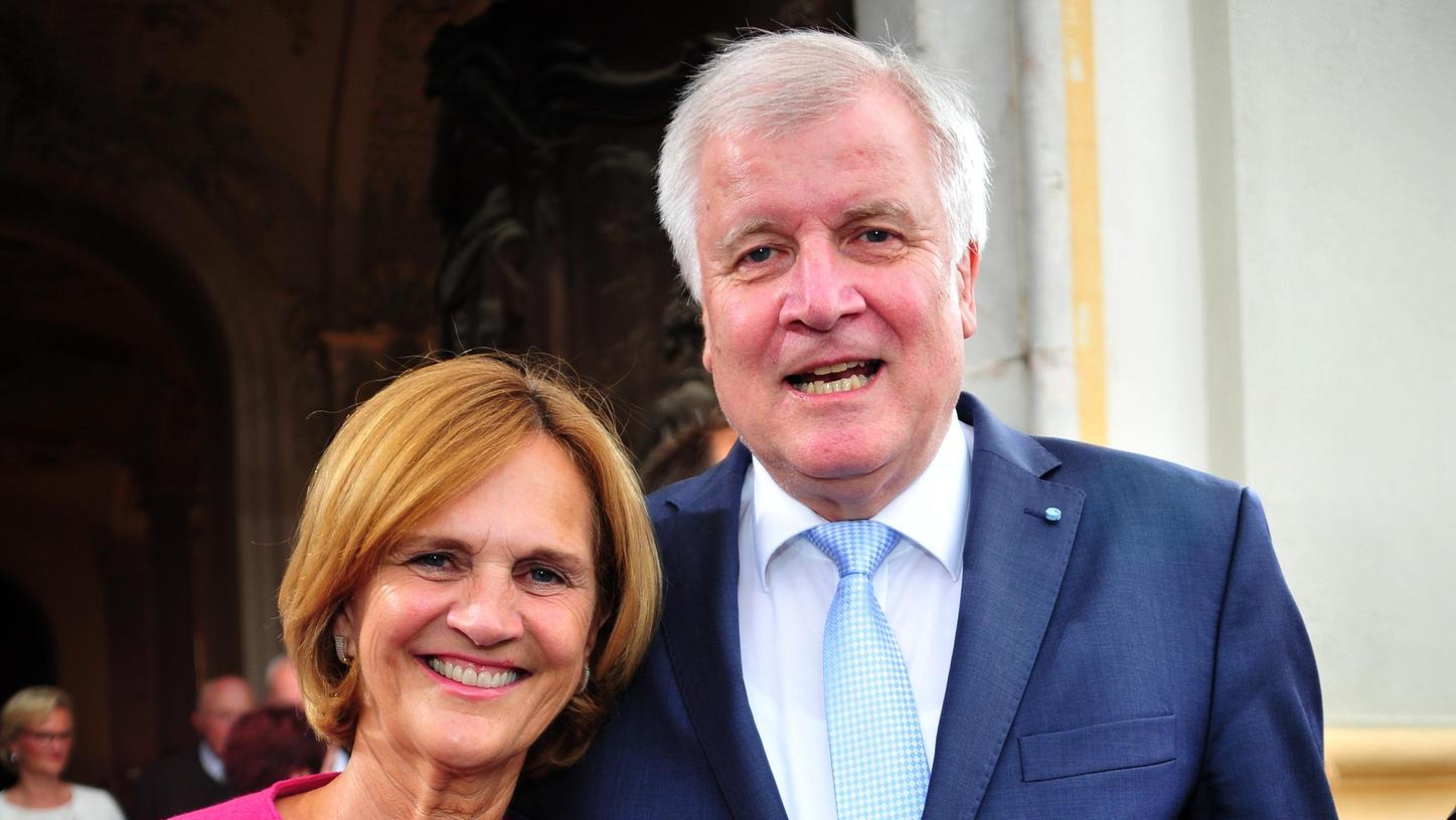 Horst Seehofer (CSU), bayerischer Ministerpräsident und seine Frau Karin kommen zum Sommerempfang des Bayerischen Landtags auf Schloss Schleißheim bei München.