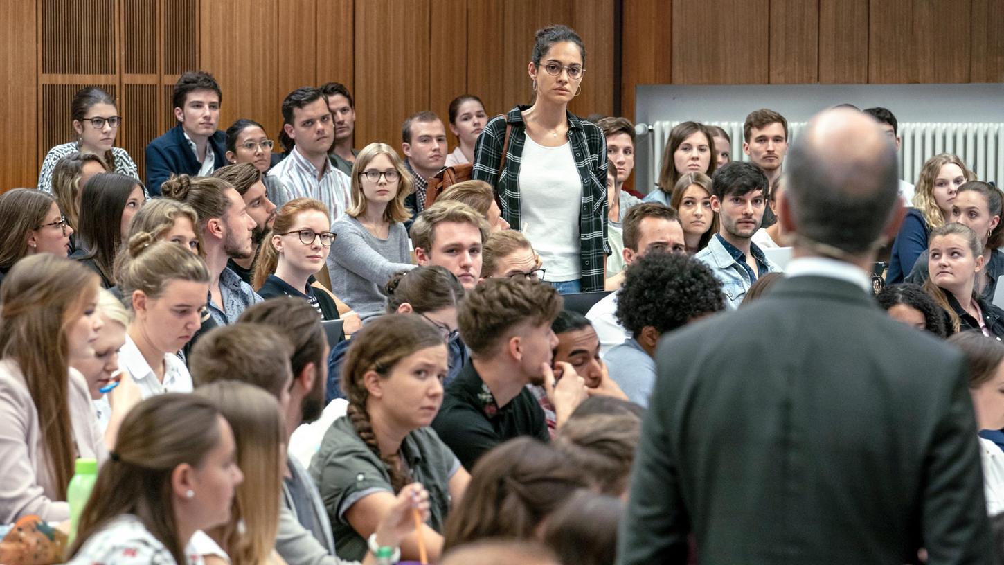 Naima (Nilam Farooq) wird von ihrem Professor (Christoph Maria Herbst, vorn) fertig gemacht, der peinliche Auftritt geht viral.
Naima (Nilam Farooq) wird von ihrem Professor (Christoph Maria Herbst, vorn) fertig gemacht, der peinliche Auftritt geht viral.