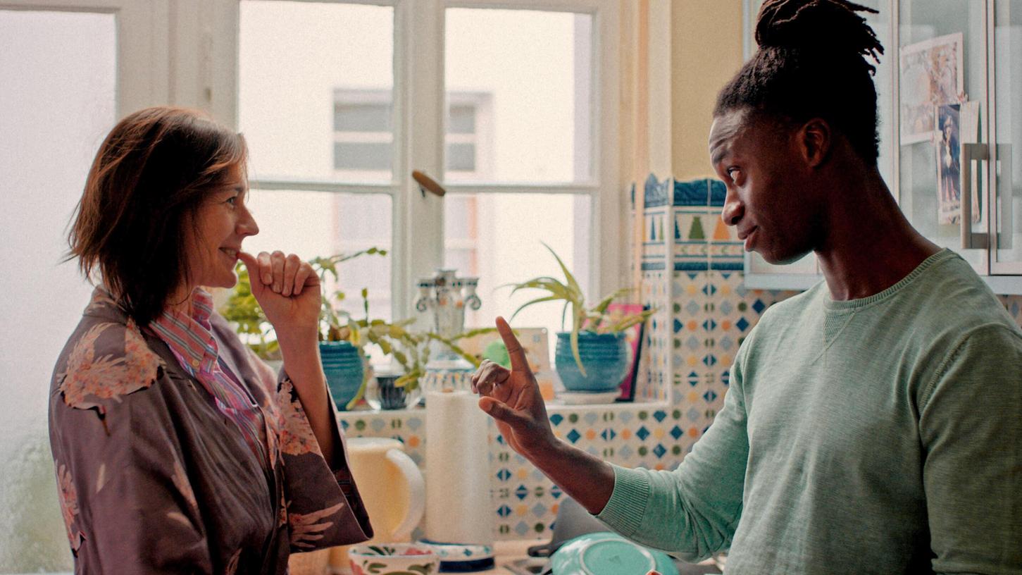 In Deutschland verliebt sich Kojo (Eugene Boateng) in die Sanitäterin Lina (Christine Paul). Aber auch ihre Beziehung leidet unter dem Gefälle zwischen Schein und Sein.
In Deutschland verliebt sich Kojo (Eugene Boateng) in die Sanitäterin Lina (Christine Paul). Aber auch ihre Beziehung leidet unter dem Gefälle zwischen Schein und Sein.