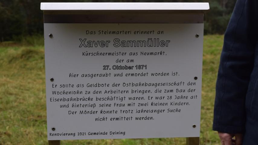 Gegen das Vergessen: Die neue Tafel neben dem Steinmarterl erläutert die Umstände des Mordes an dem Geldboten, der sich an dieser Stelle zugetragen hatte.