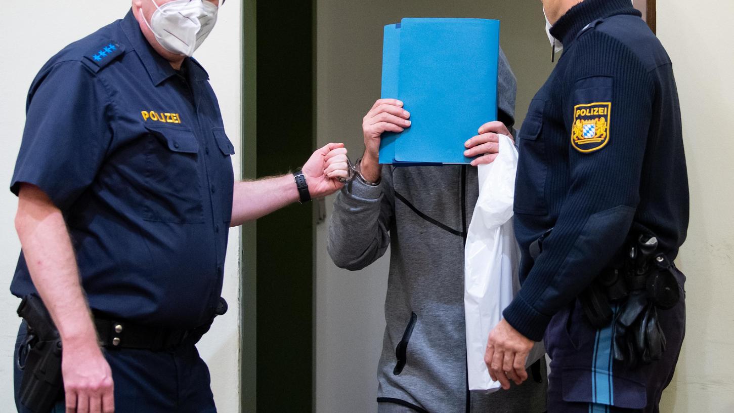 Der wegen Mordes durch Unterlassen angeklagte Elektriker wird vor Prozessbeginn in den Gerichtssaal geführt. Der 66-Jährige hat mehrere Männer auf deren eigenen Wunsch hin kastriert, einer der Männer starb einige Tage nach dem Eingriff in seiner Obhut.
Der wegen Mordes durch Unterlassen angeklagte Elektriker wird vor Prozessbeginn in den Gerichtssaal geführt. Der 66-Jährige hat mehrere Männer auf deren eigenen Wunsch hin kastriert, einer der Männer starb einige Tage nach dem Eingriff in seiner Obhut.