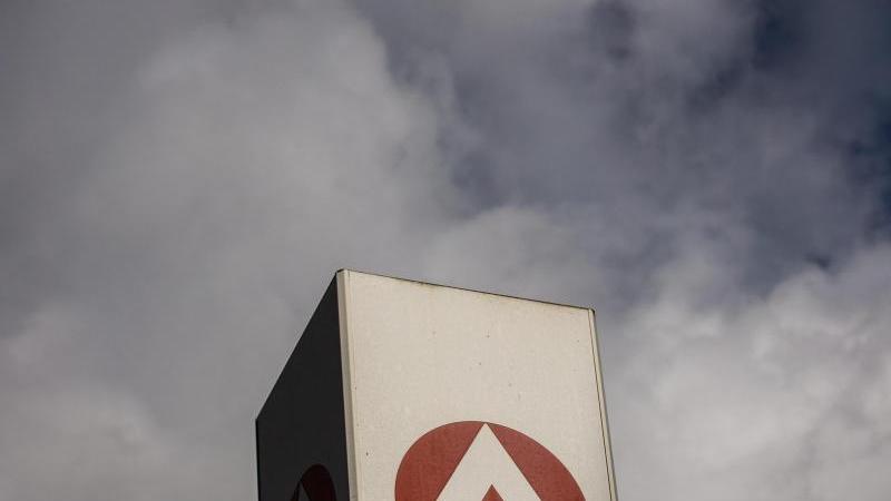 Die Zahl der Arbeitslosen in Deutschland ist im Oktober auf 2,377 Millionen gesunken.
Die Zahl der Arbeitslosen in Deutschland ist im Oktober auf 2,377 Millionen gesunken.