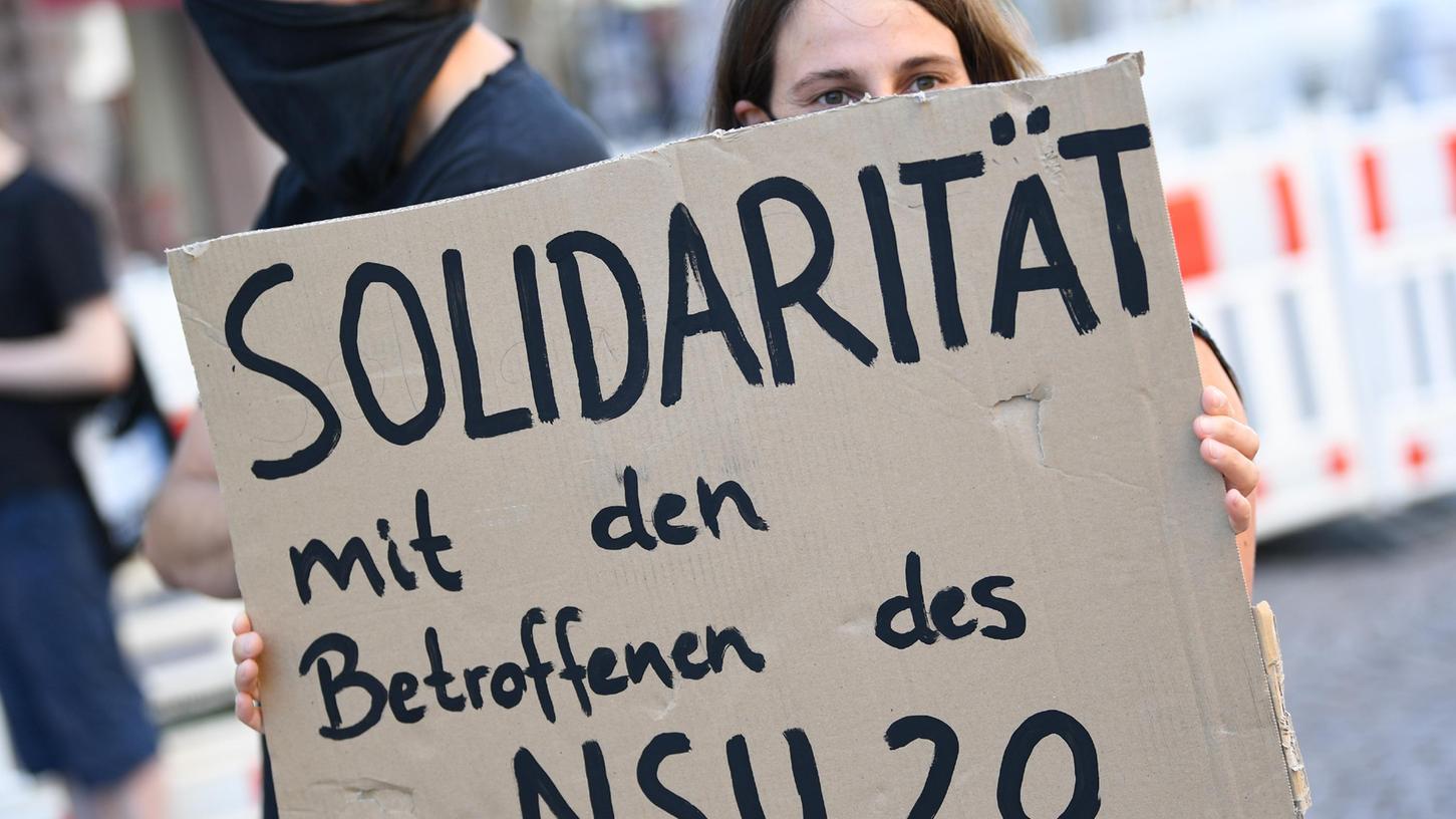 Immer wieder hat es Kundgebungen gegeben wie hier in Wiesbaden, auf denen die Teilnehmer die rasche Aufklärung der "NSU 2.0"-Bedrohung forderten.