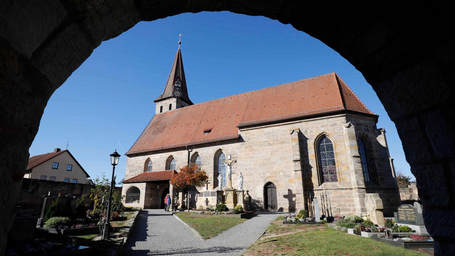 Schaut ganz beschaulich aus: die Wehrkirche St. Georg in Effeltrich. Doch im Gemeinderat gab es in letzter Zeit Stunk. 
