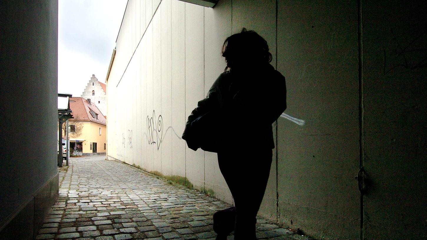 „Hätte ich das früher gewusst, ich hätte Dich wie die Kampusch im Keller weggesperrt.“ Der Ex-Freund einer Frau belästigt und bedroht im Minutentakt.