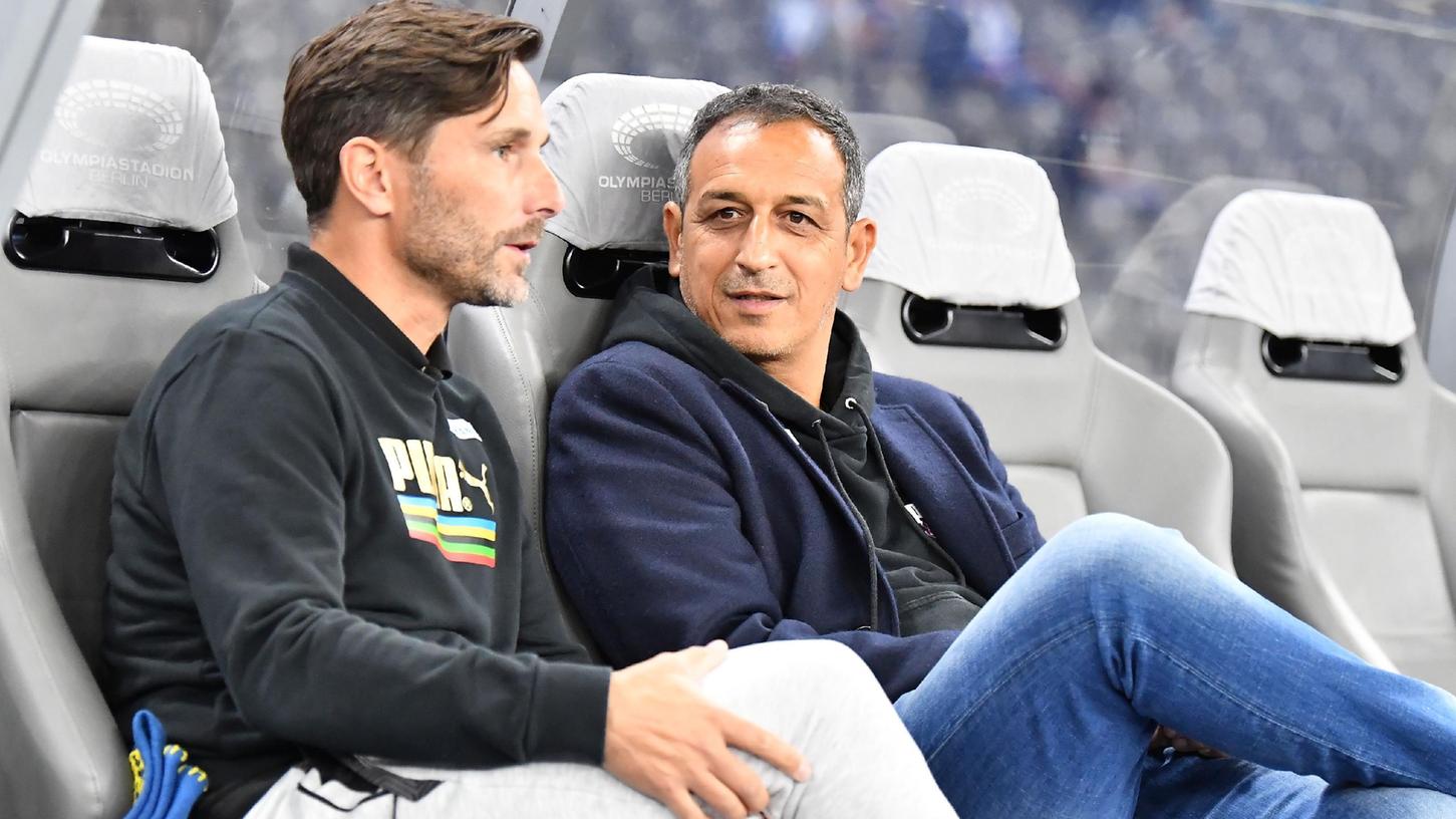 „Es hat sich nichts geändert“, sagt Fürths Sport-Geschäftsführer Rachid Azzouzi (rechts). Stefan Leitl (links) sei „ein Top-Trainer“.  
