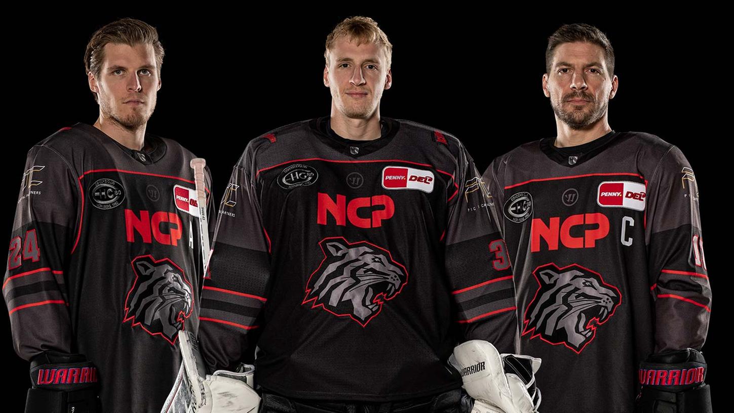 Drei Männer für das dritte Trikot: Marcus Weber (v.l.n.r.), Niklas Treutle und Patrick Reimer tragen schon mal ihr Halloween-Outfit. Drei Männer für das dritte Trikot: Marcus Weber (v.l.n.r.), Niklas Treutle und Patrick Reimer tragen schon mal ihr Halloween-Outfit.