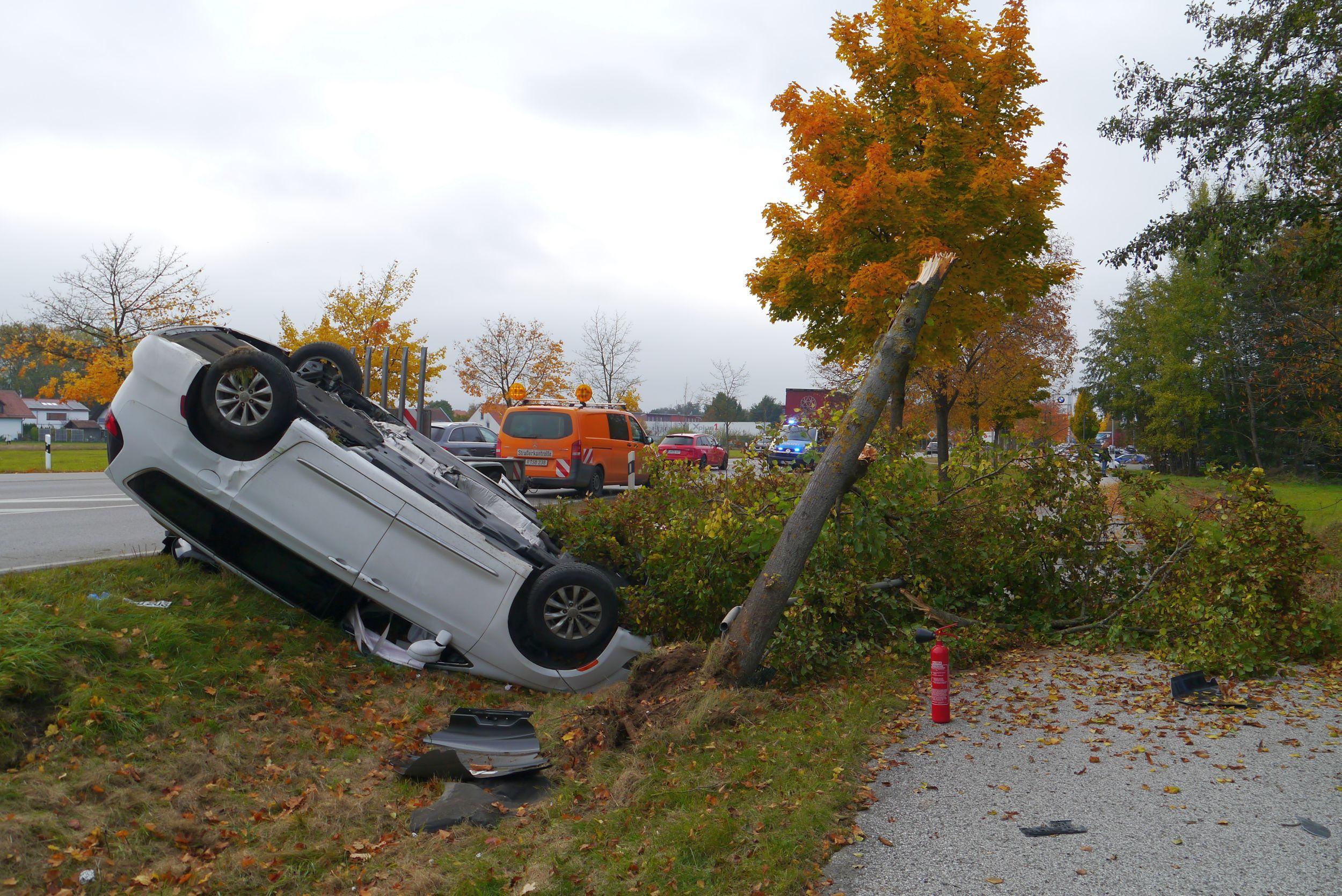 Minivan schießt von Neumarkter Umgehung