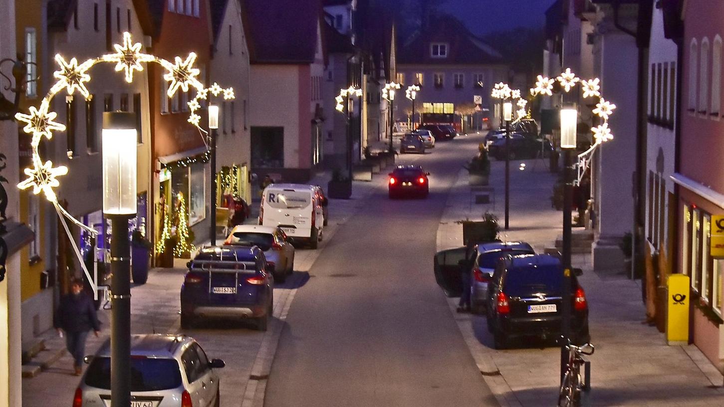 Pappenheim hat im vergangenen Jahr eine neue Weihnachtsbeleuchtung für die Deisingerstraße angeschafft, im kommenden Jahr sollen weitere Dekoelemente für die Innenstadt hinzukommen. Das hat der Stadtrat nun einstimmig beschlossen. Pappenheim hat im vergangenen Jahr eine neue Weihnachtsbeleuchtung für die Deisingerstraße angeschafft, im kommenden Jahr sollen weitere Dekoelemente für die Innenstadt hinzukommen. Das hat der Stadtrat nun einstimmig beschlossen.