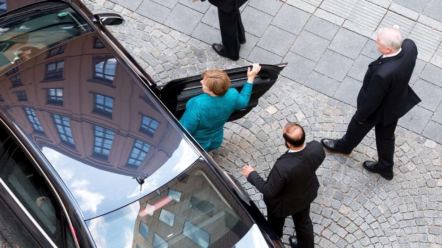 Nicht nur die Dienstwagen der Bundesregierung stehen in der Kritik. Der Staat fördert deren Besitz dennoch steuerlich.
Nicht nur die Dienstwagen der Bundesregierung stehen in der Kritik. Der Staat fördert deren Besitz dennoch steuerlich.