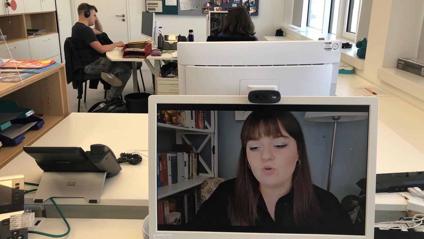 Die erste digitale Kreisjugendkonferenz wurde vom Landratsamt ERH aus geleitet. Anfang und Ende übernahm Slammerin Teresa Reichl (auf dem Bildschirm im Vordergrund), die auch eine Motivationsrede hielt.
Die erste digitale Kreisjugendkonferenz wurde vom Landratsamt ERH aus geleitet. Anfang und Ende übernahm Slammerin Teresa Reichl (auf dem Bildschirm im Vordergrund), die auch eine Motivationsrede hielt.