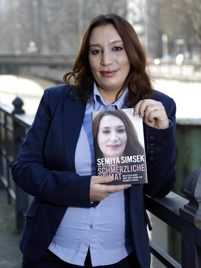 Semiya Simsek hat in ihrem Buch "Schmerzliche Heimat - Deutschland und der Mord an meinem Vater" die furchtbaren Geschehnisse festgehalten.