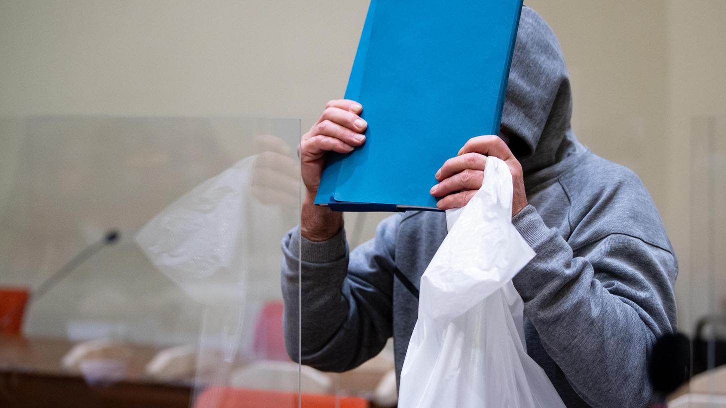 Der 66-Jährige aus Oberbayern hat mehrere Männer auf deren eigenen Wunsch hin kastriert. Weil einer der Männer nach dem Eingriff in seiner Obhut starb, muss er sich vor dem Landgericht München II nicht nur wegen Körperverletzung, sondern unter anderem auch wegen Mordes durch Unterlassen verantworten.
Der 66-Jährige aus Oberbayern hat mehrere Männer auf deren eigenen Wunsch hin kastriert. Weil einer der Männer nach dem Eingriff in seiner Obhut starb, muss er sich vor dem Landgericht München II nicht nur wegen Körperverletzung, sondern unter anderem auch wegen Mordes durch Unterlassen verantworten.