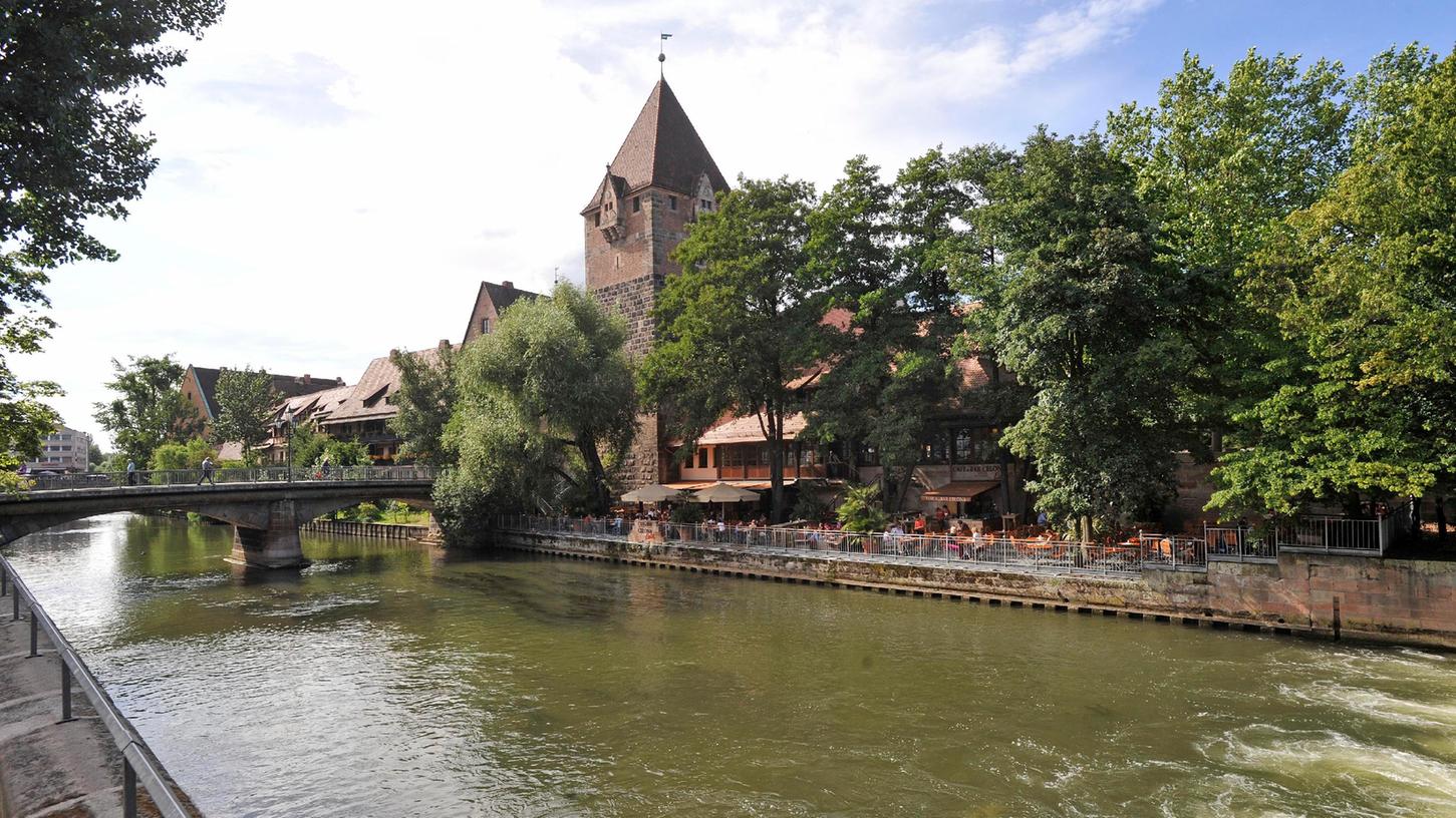 Warum die Frau nahe der Heubrücke in der Nürnberger Innenstadt ins Wasser stürzte, ist unklar.