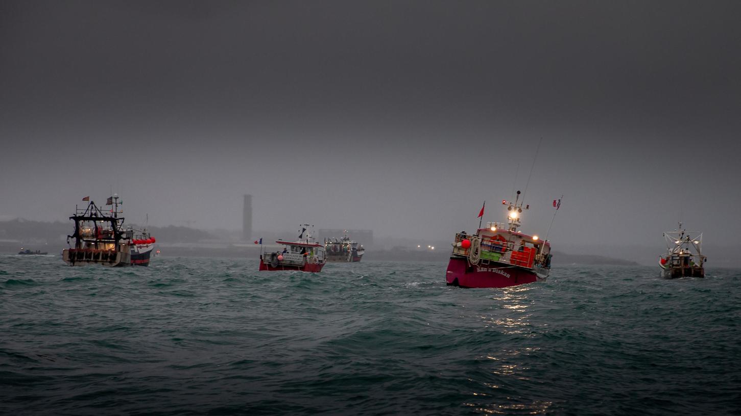 Französische Fischereifahrzeuge protestieren vor dem Hafen von St. Helier, Jersey, Kanalinseln, im Streit um Fischereirechte nach dem Brexit.
Französische Fischereifahrzeuge protestieren vor dem Hafen von St. Helier, Jersey, Kanalinseln, im Streit um Fischereirechte nach dem Brexit.