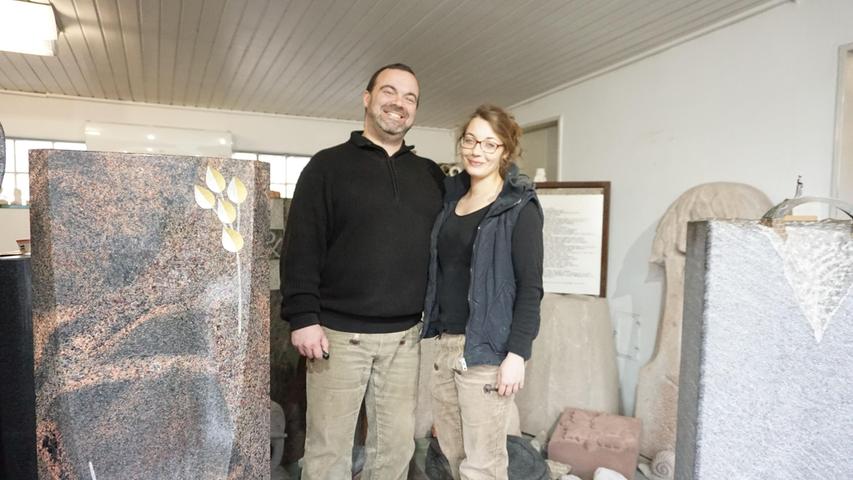 Mit ihrem Mann Günther Gebsattel gestaltet Melanie Herzog-Gebsattel Grabmale und andere Objekte aus Stein.  