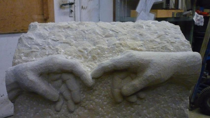 Auch diese Hände schuf Melanie Herzog-Gebsattel für einen Grabstein. Vorbild war ein Bild aus der Sixtinischen Kapelle.