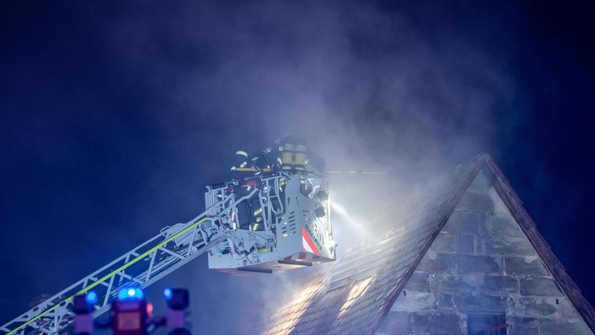 Der Dachstuhl musste abgerissen werden, da Gefahr bestand, dass die Teile auf die Straße fallen.
