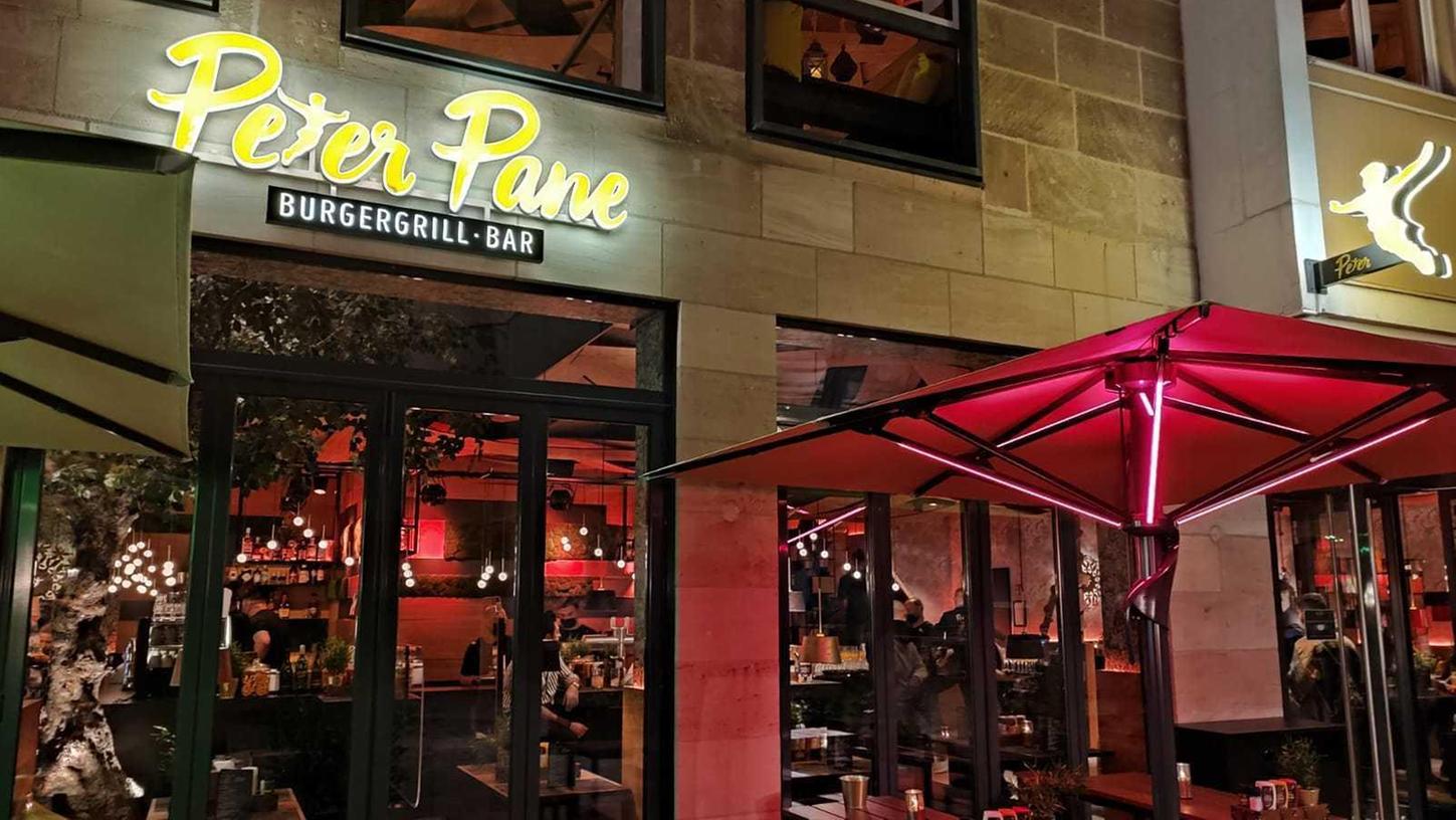 Eine neue Adresse in Nürnberg für alle, die Burger lieben: Im ehemaligen Vapiano hat "Peter Pane" seine erste Filiale in Franken eröffnet.