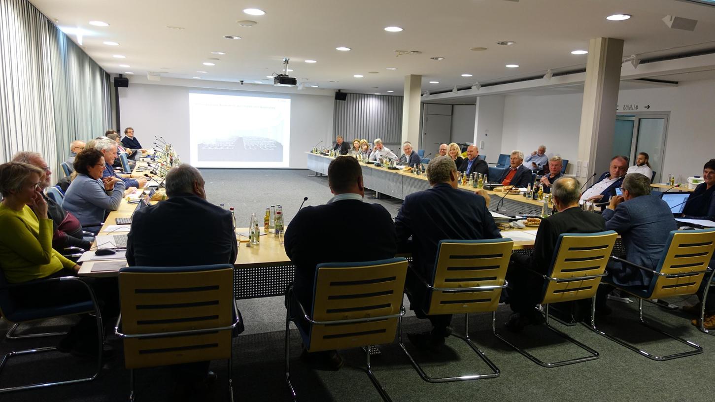 Das Bild zeigt eine Stadtratssitzung im Interims-Rathaus im Jahr 2020.
Das Bild zeigt eine Stadtratssitzung im Interims-Rathaus im Jahr 2020.