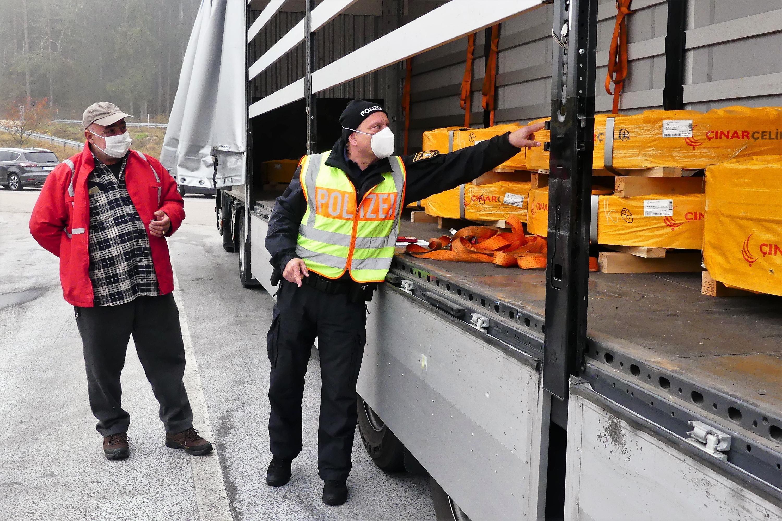 Kontrolltag: Großaufgebot checkt Fahrzeuge auf der A3
