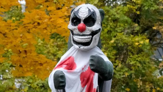 Der Bär mit der Maske: Neumarkter Stil-Ikone freut sich auf Halloween