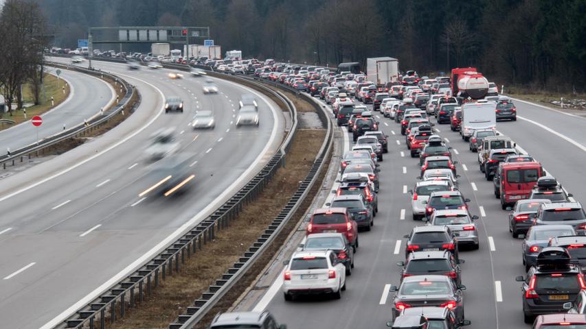 Ewiges Nadelöhr: Die A8 gen Süden bei Holzkirchen. In den Herbstferien sind - bis auf wenige Ausnahmen - kaum Staus zu erwarten, so der ADAC.
Ewiges Nadelöhr: Die A8 gen Süden bei Holzkirchen. In den Herbstferien sind - bis auf wenige Ausnahmen - kaum Staus zu erwarten, so der ADAC.
