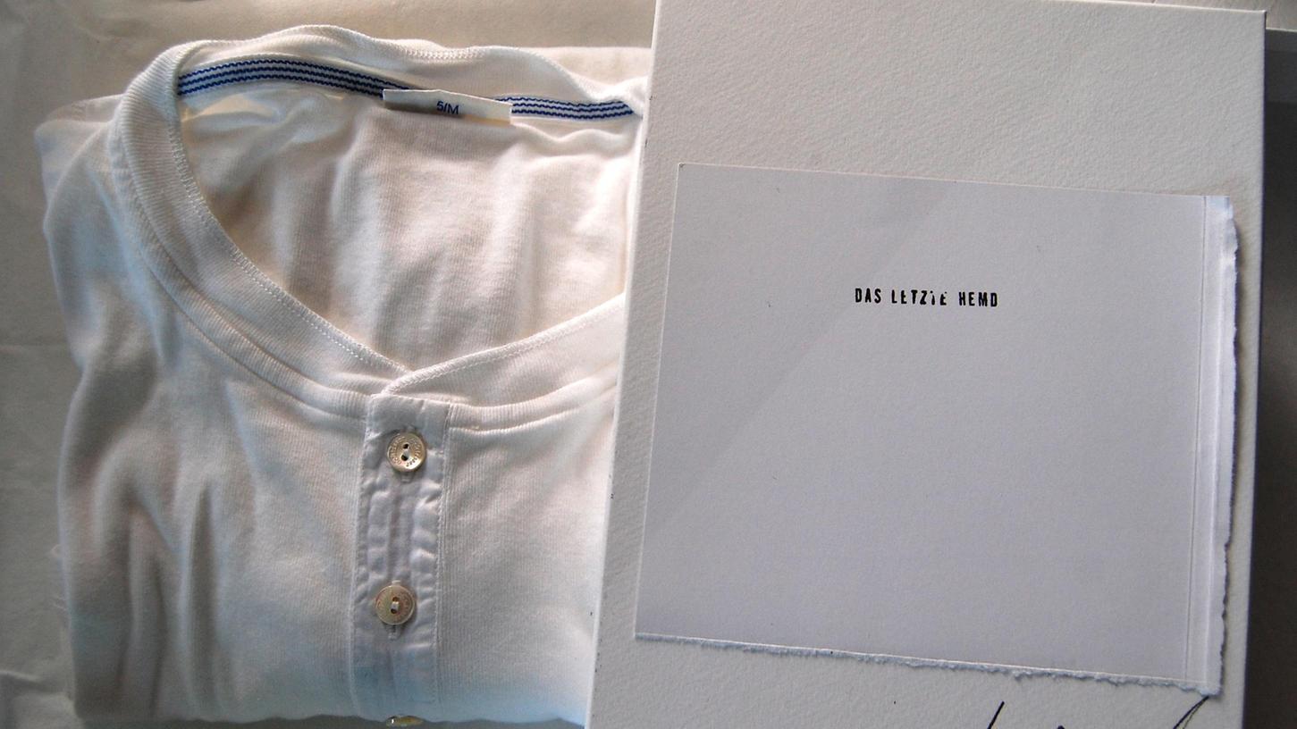 "Das letzte Hemd" wird an Allerheiligen im Zuge einer Kunstaktion zu Grabe getragen. Der Künstler Billy Wechsler hat im Rother Schlosshof eine dreiteilige Aktion vorbereitet, die dazu anregen soll, sich mit der eigenen Endlichkeit auseinanderzusetzen.
