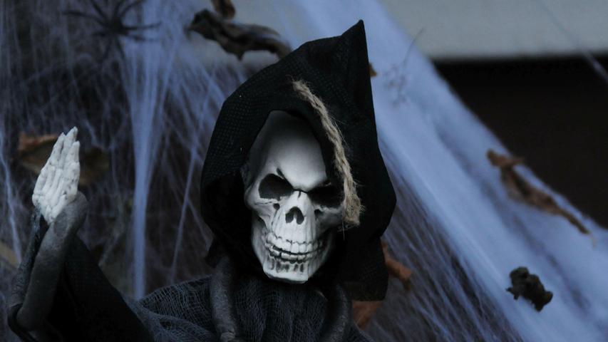 Hexen, Spinnen, Totenschädel: Das Halloween-Haus in Woffenbach