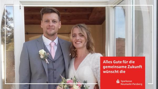 Das erste Mal über den Weg gelaufen sind sich Verena Härtl und Eugen Ruff während des Studiums an der Universität Regensburg. Die anfängliche Sympathie und inzwischen gewachsene Liebe besiegelten sie nun mit dem Eheversprechen vor dem Standesbeamten im Alten Rathaus zu Ingolstadt. Die 29-jährige Grundschullehrerin aus Postbauer-Heng und der 30-jährige Realschullehrer aus Auerbach gehen ihrem beruflichen Weg derzeit in Ingolstadt nach und wohnen auch dort. Nach der Trauung gratulierten Arbeitskollegen, Freunde sowie Verwandte recht herzlich zur Hochzeit.