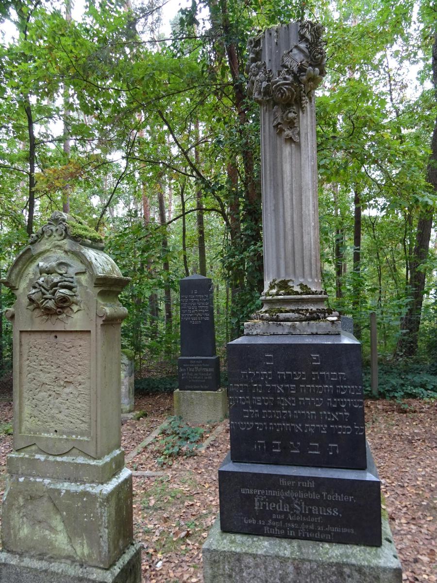 Mit nur 21 Jahren starb Frieda Strauß 1903. Ihrer ist der auffälligste Grabstein.