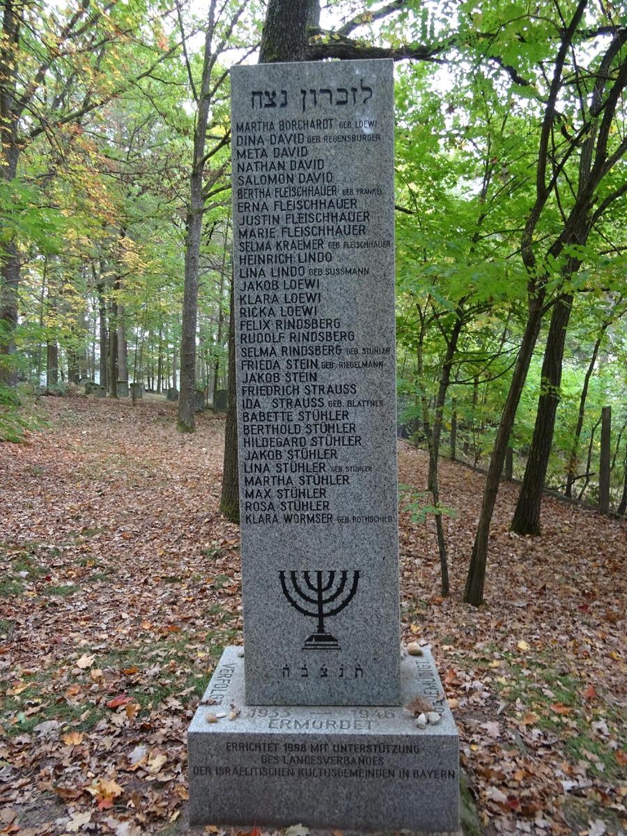 Ein Gedenkstein erinnert an die im Holocaust ermordeten Juden.