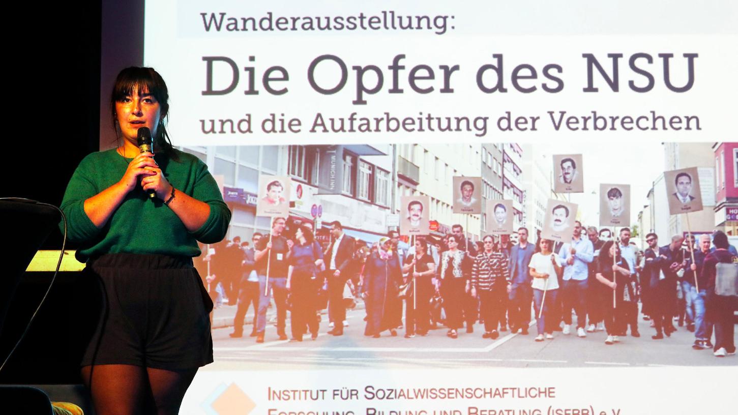 Alev Bahadir vom interkulturellen Verein "Junge Stimme" moderierte die Diskussion über die Opfer des NSU in Nürnberg und die ungeklärten Fragen in der Cultfactory Luise in Gleißhammer.