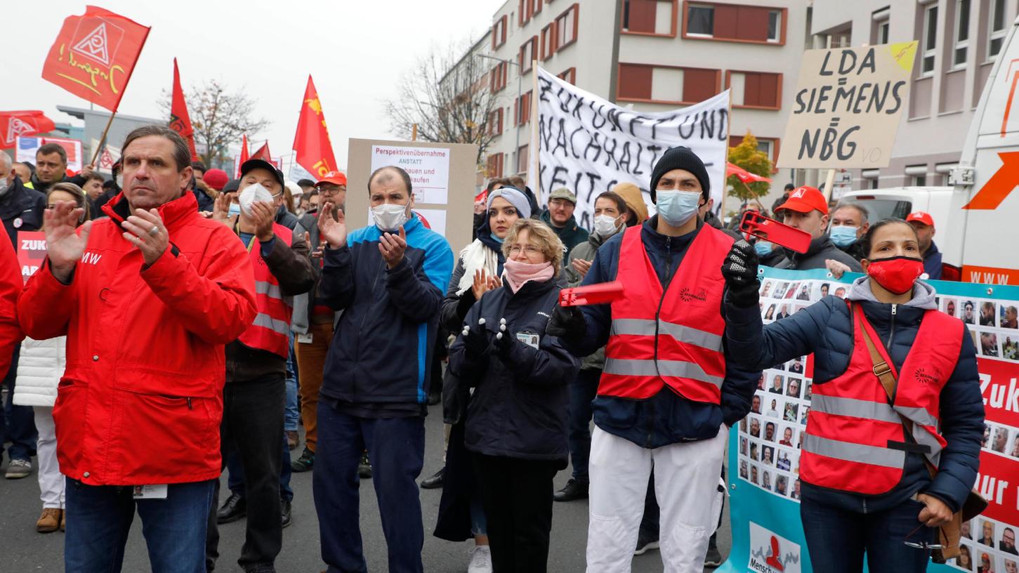 Immer wieder haben die Mitarbeiter des Nürnberger Siemens-Werks gegen die Ausgliederung des LDA-Geschäfts protestiert. Kurz schien es so, als sei ihre Kritik gehört worden. Nun hat sich das Ausmaß der Pläne verdoppelt.
