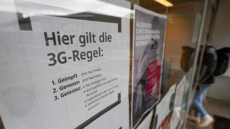 Ab Dienstag gilt die 3G-Regel in Bayern in vielen Unternehmen. Ab Dienstag gilt die 3G-Regel in Bayern in vielen Unternehmen.