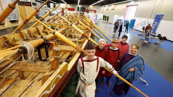 Die Universität Erlangen-Nürnberg präsentiert den Nachbau des Römerboots, mit dem Dozenten und Studierende auf der Donau schon bis zum Schwarzen Meer gerudert sind. Beteiligte demonstrieren an Ort und Stelle auch Bautechniken aus der Antike.