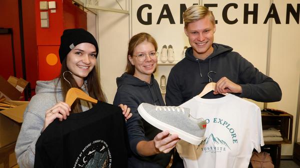 "Restless Crew" aus Heilsbronn arbeitet mit einer gemeinnützigen phillipinischen Organisation zusammen, die Plastikmüll aus dem Meer fischt. Die Hoodies und Sweatshirts enthalten recyceltes Plastik, bedruckt wird die Ware in Nürnberg.